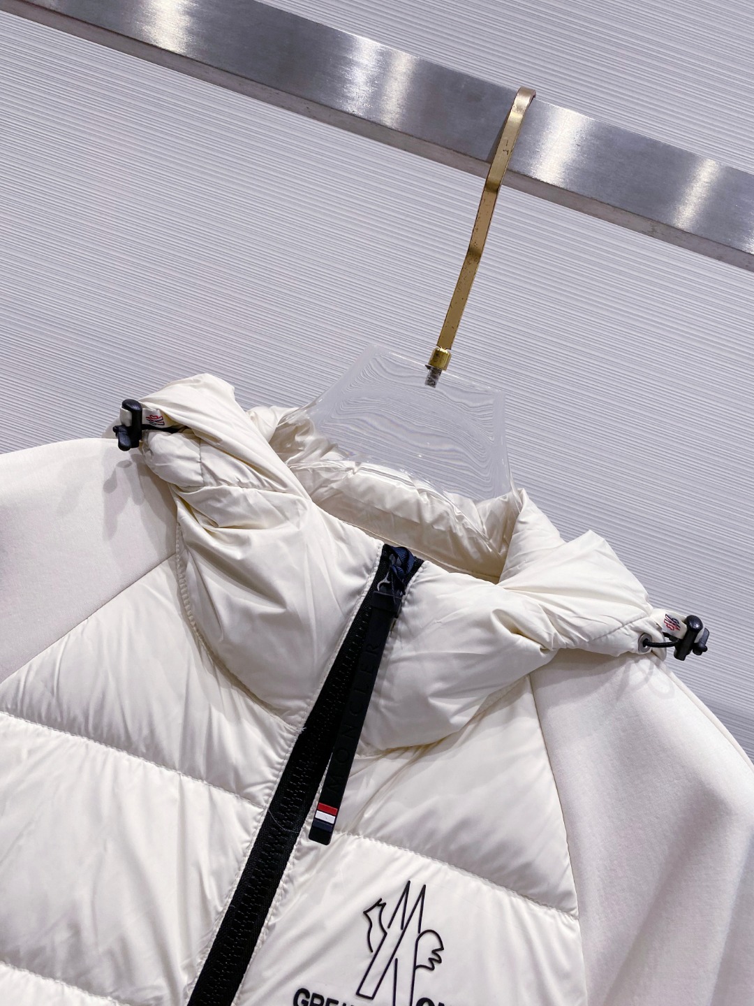 Moncler 蒙口 FW2025新款连帽拼羽绒夹克外套。经典款，一件难求。采用原版定制面料，正身充90