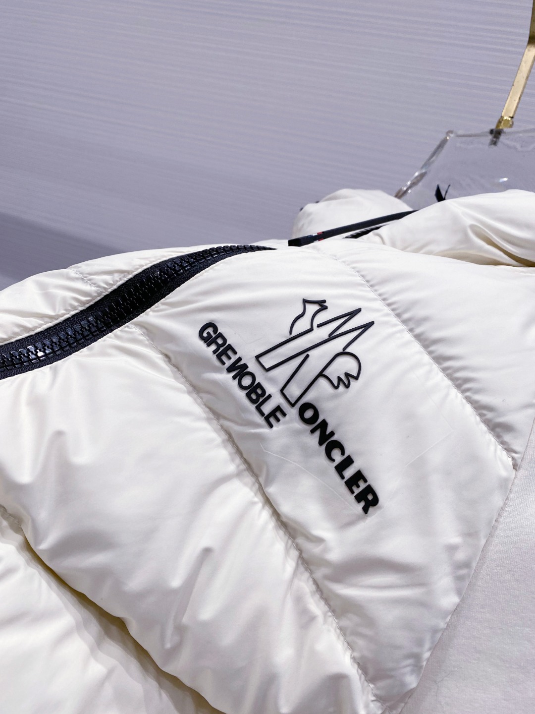 Moncler 蒙口 FW2025新款连帽拼羽绒夹克外套。经典款，一件难求。采用原版定制面料，正身充90