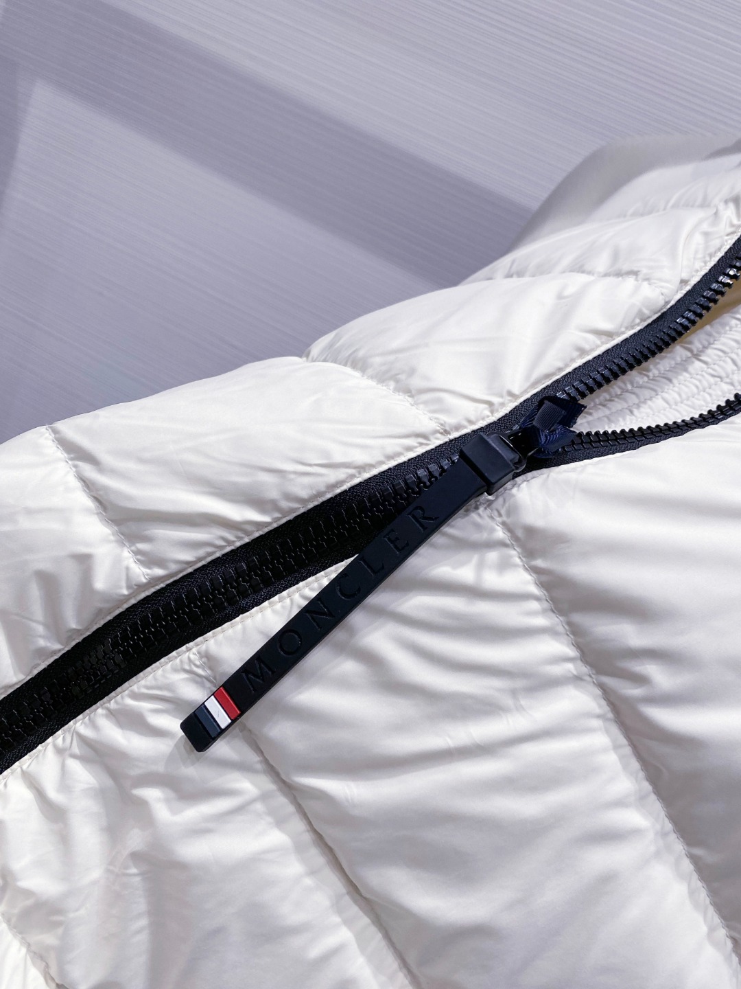 Moncler 蒙口 FW2025新款连帽拼羽绒夹克外套。经典款，一件难求。采用原版定制面料，正身充90