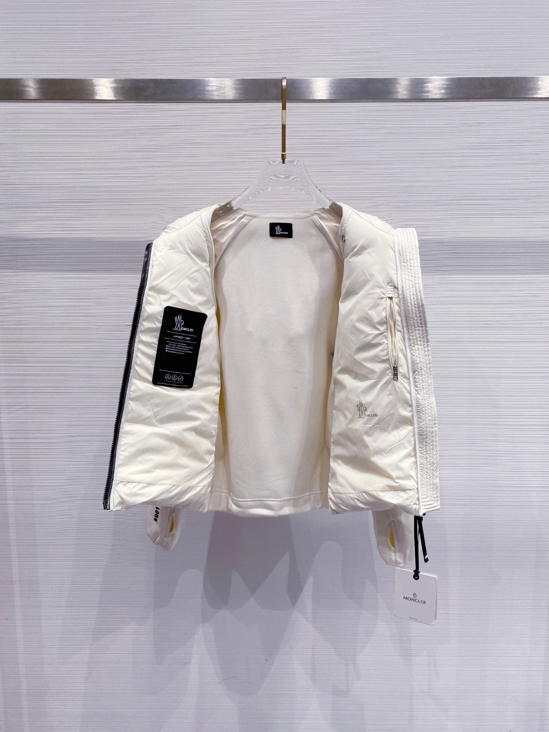 Moncler 蒙口 FW2025新款连帽拼羽绒夹克外套。经典款，一件难求。采用原版定制面料，正身充90