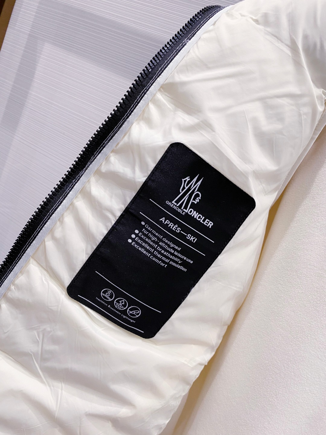 Moncler 蒙口 FW2025新款连帽拼羽绒夹克外套。经典款，一件难求。采用原版定制面料，正身充90