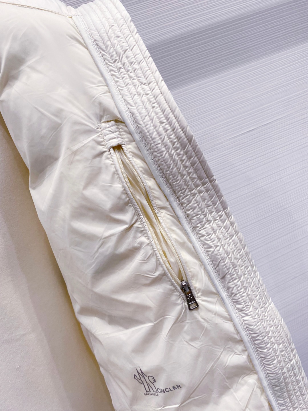 Moncler 蒙口 FW2025新款连帽拼羽绒夹克外套。经典款，一件难求。采用原版定制面料，正身充90