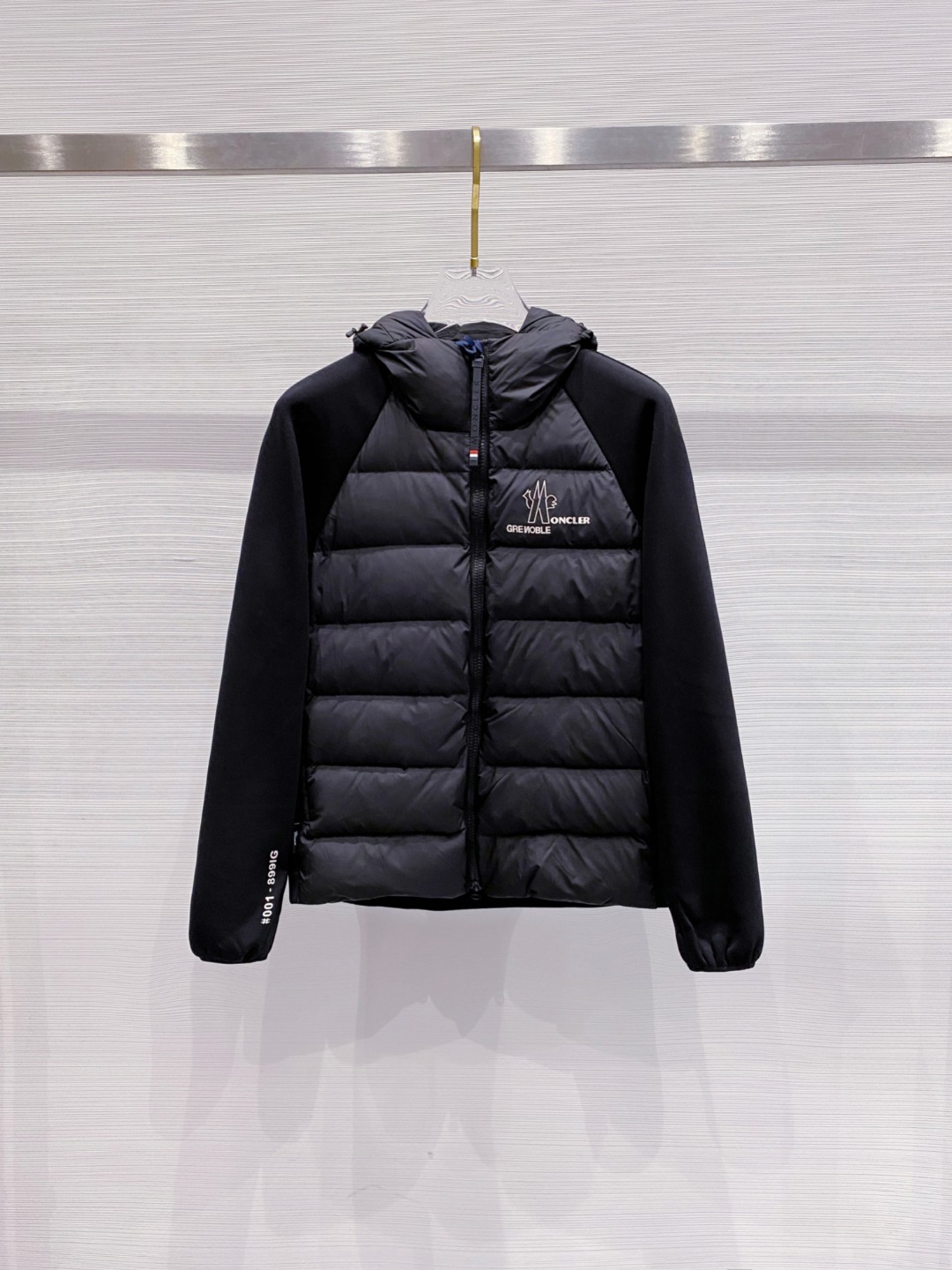 Moncler 蒙口 FW2025新款连帽拼羽绒夹克外套。经典款，一件难求。采用原版定制面料，正身充90