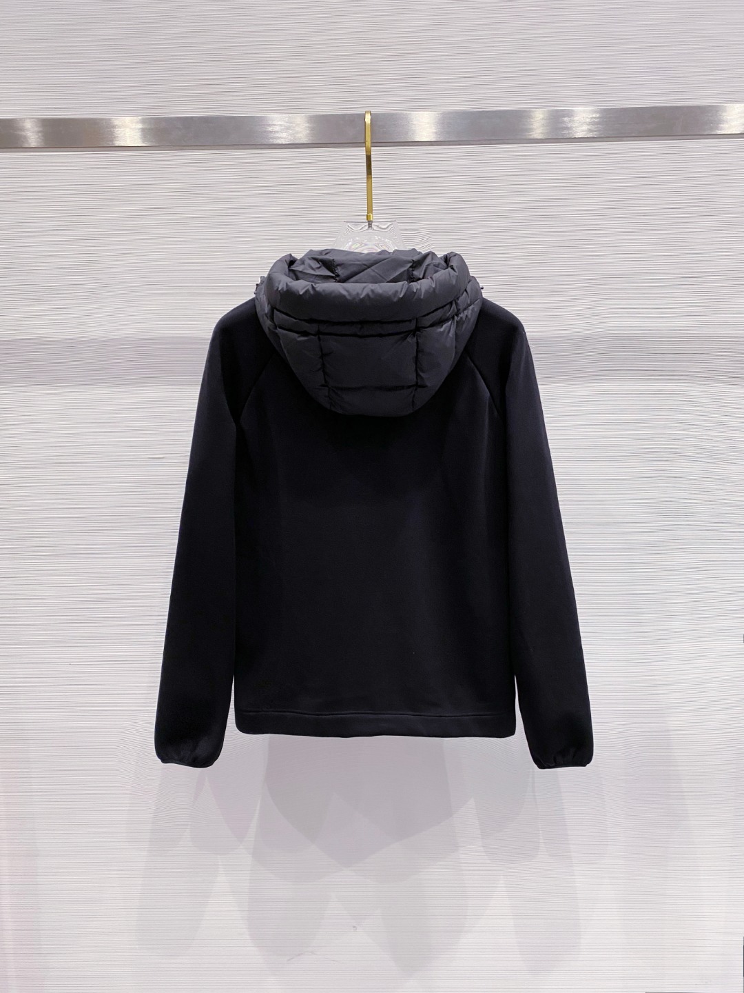 Moncler 蒙口 FW2025新款连帽拼羽绒夹克外套。经典款，一件难求。采用原版定制面料，正身充90