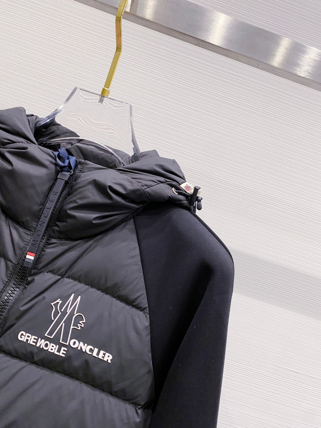 Moncler 蒙口 FW2025新款连帽拼羽绒夹克外套。经典款，一件难求。采用原版定制面料，正身充90