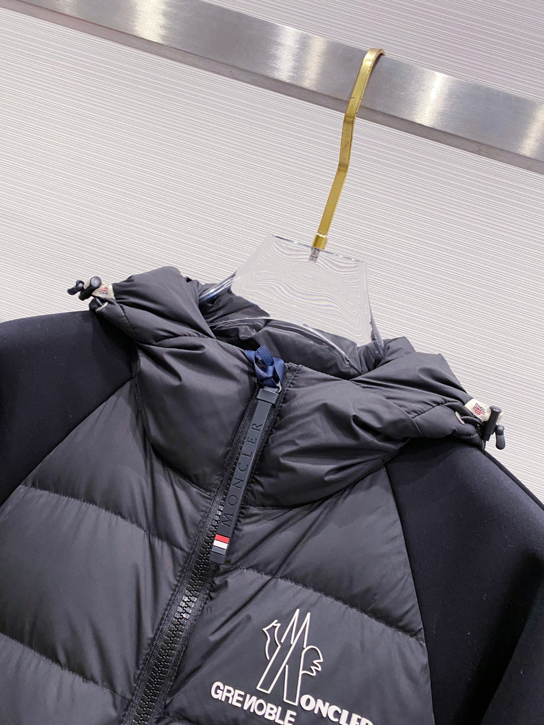 Moncler 蒙口 FW2025新款连帽拼羽绒夹克外套。经典款，一件难求。采用原版定制面料，正身充90