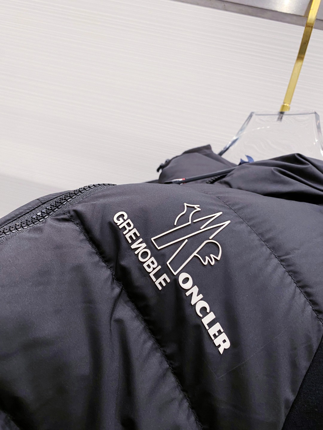 Moncler 蒙口 FW2025新款连帽拼羽绒夹克外套。经典款，一件难求。采用原版定制面料，正身充90