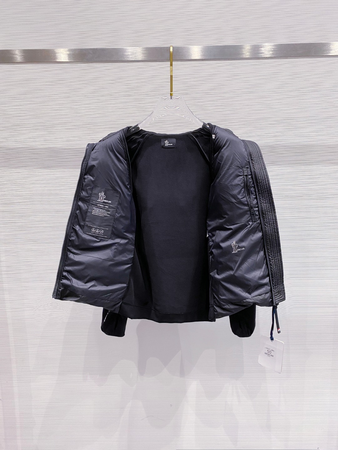 Moncler 蒙口 FW2025新款连帽拼羽绒夹克外套。经典款，一件难求。采用原版定制面料，正身充90