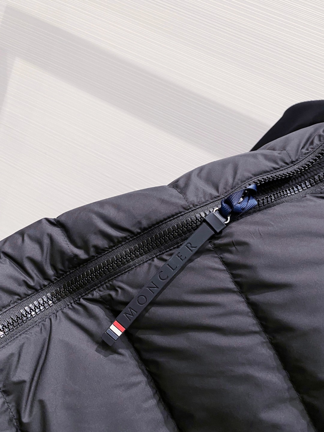 Moncler 蒙口 FW2025新款连帽拼羽绒夹克外套。经典款，一件难求。采用原版定制面料，正身充90