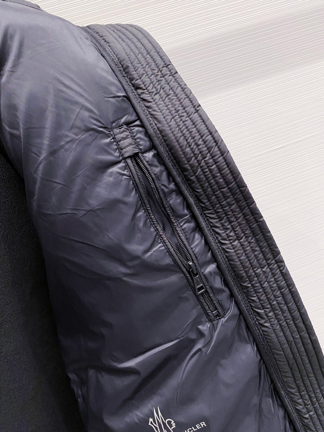 Moncler 蒙口 FW2025新款连帽拼羽绒夹克外套。经典款，一件难求。采用原版定制面料，正身充90