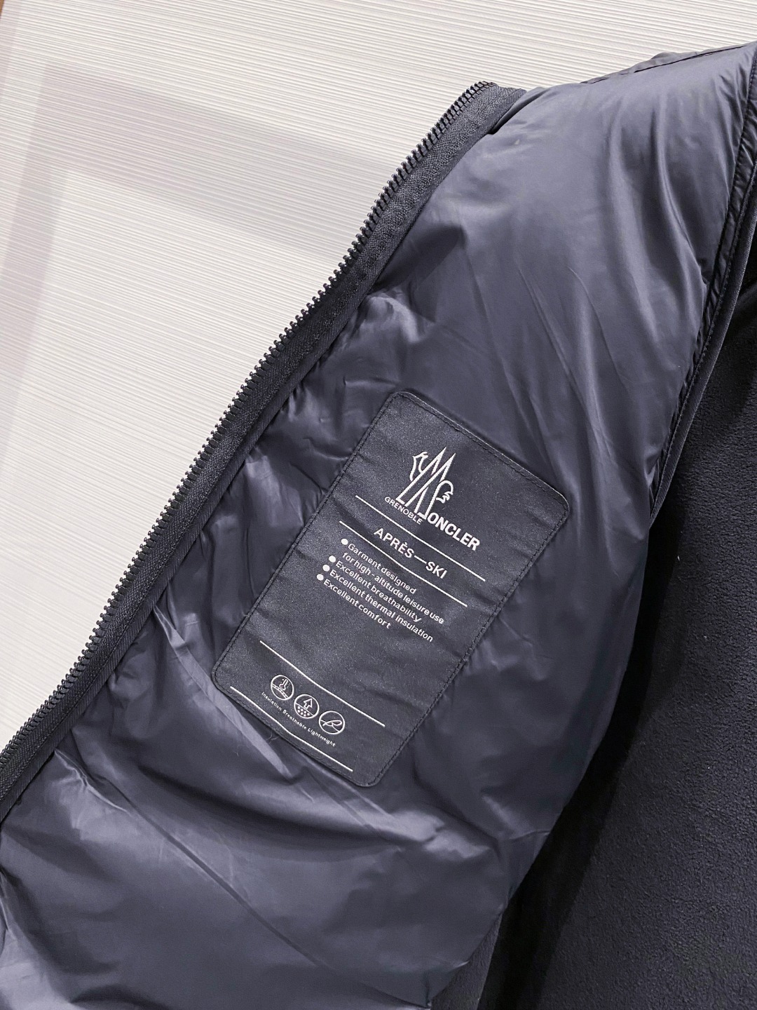 Moncler 蒙口 FW2025新款连帽拼羽绒夹克外套。经典款，一件难求。采用原版定制面料，正身充90