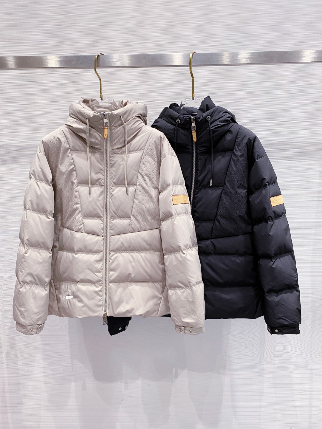 LOUIS*VUITTON 路易威登 FW2025秋冬新款羽绒服，Lv徽标压花钢印老花拼接连帽璀璨登场，