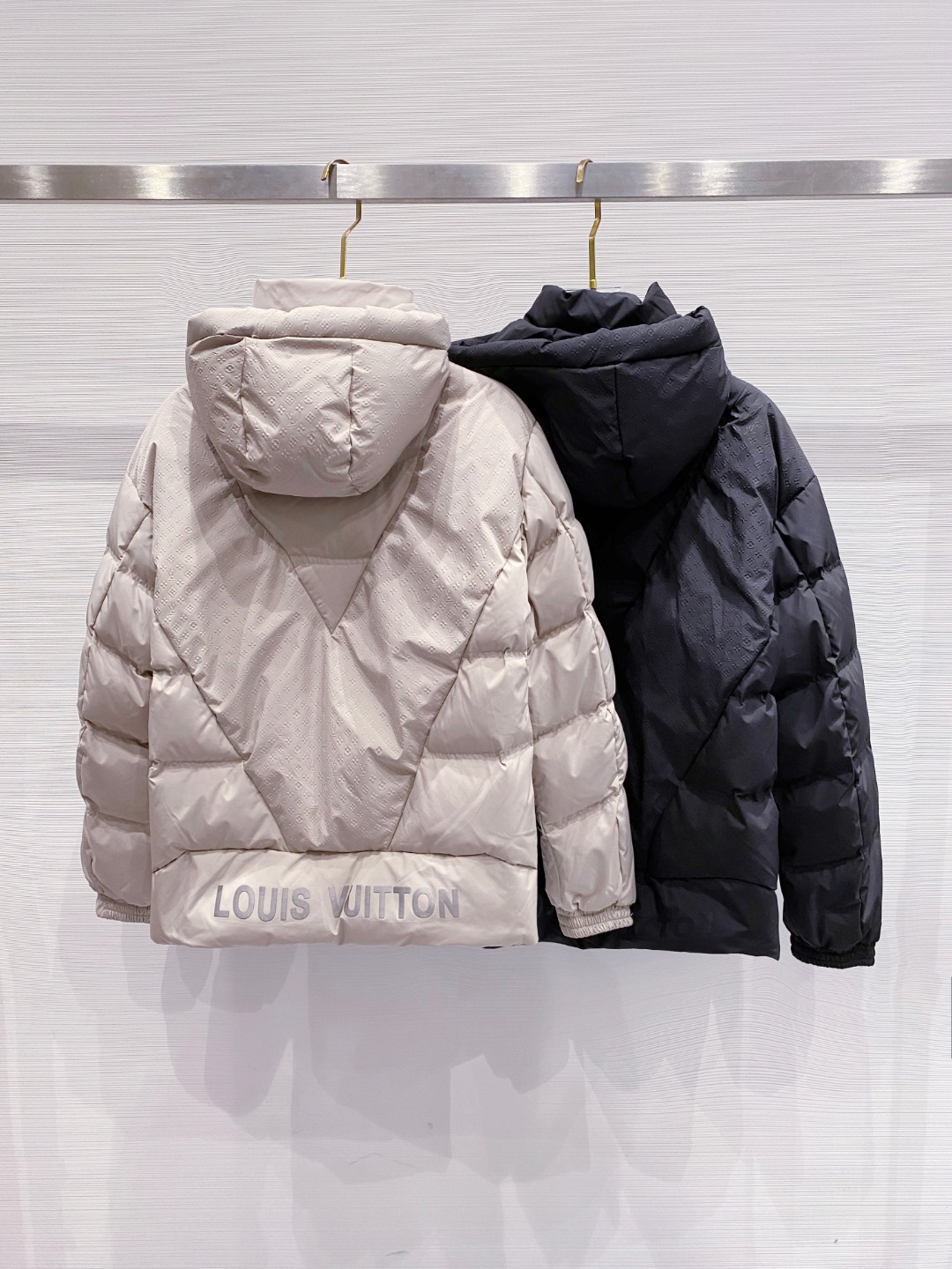 LOUIS*VUITTON 路易威登 FW2025秋冬新款羽绒服，Lv徽标压花钢印老花拼接连帽璀璨登场，