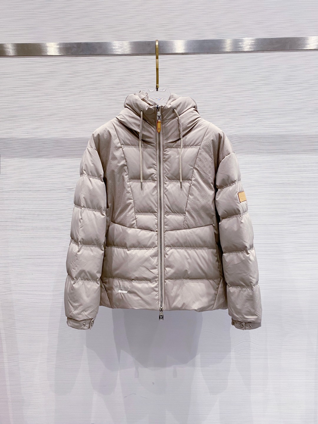 LOUIS*VUITTON 路易威登 FW2025秋冬新款羽绒服，Lv徽标压花钢印老花拼接连帽璀璨登场，