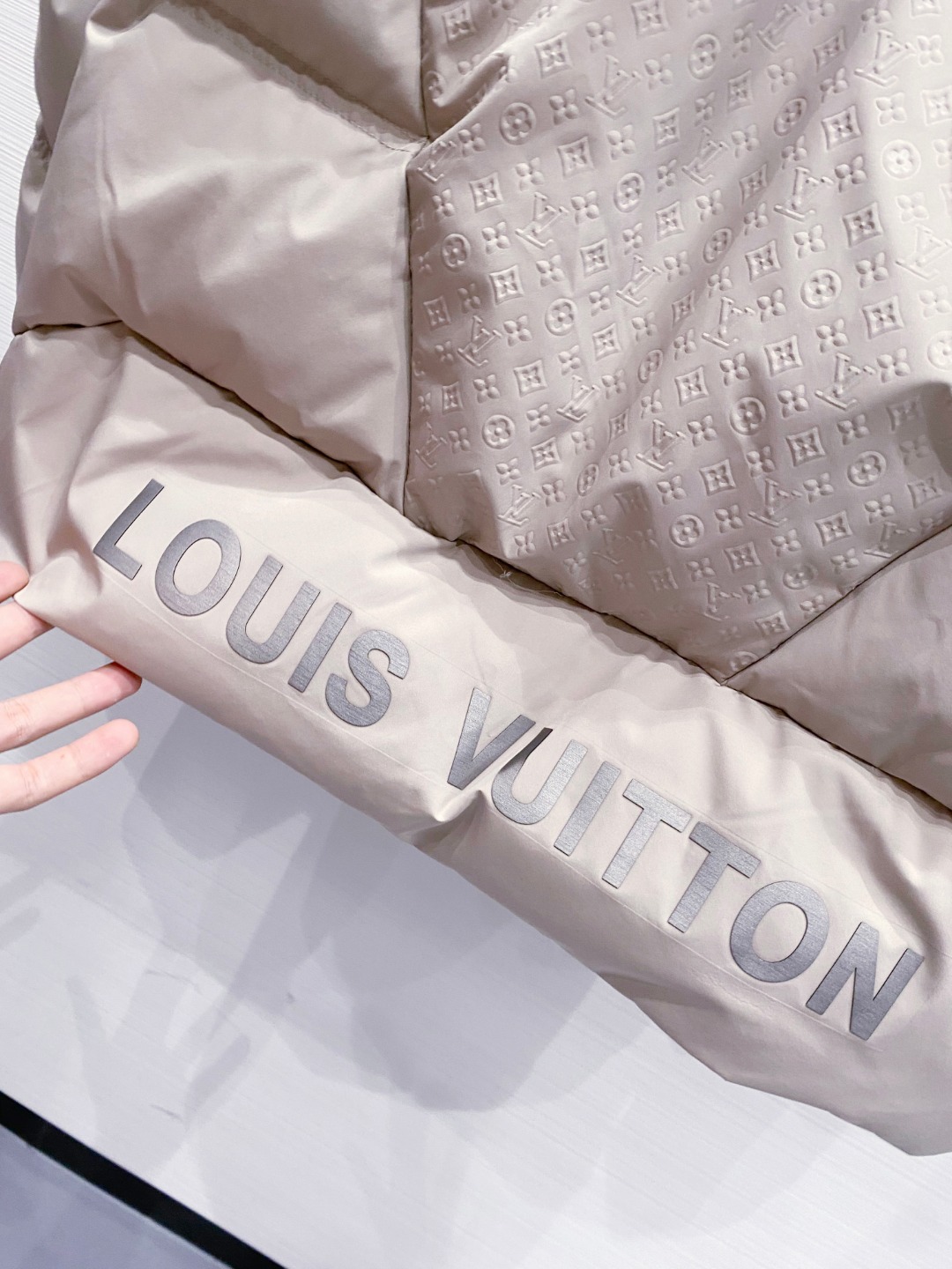 LOUIS*VUITTON 路易威登 FW2025秋冬新款羽绒服，Lv徽标压花钢印老花拼接连帽璀璨登场，