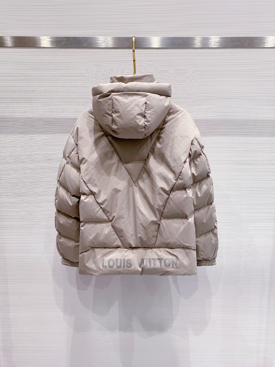 LOUIS*VUITTON 路易威登 FW2025秋冬新款羽绒服，Lv徽标压花钢印老花拼接连帽璀璨登场，