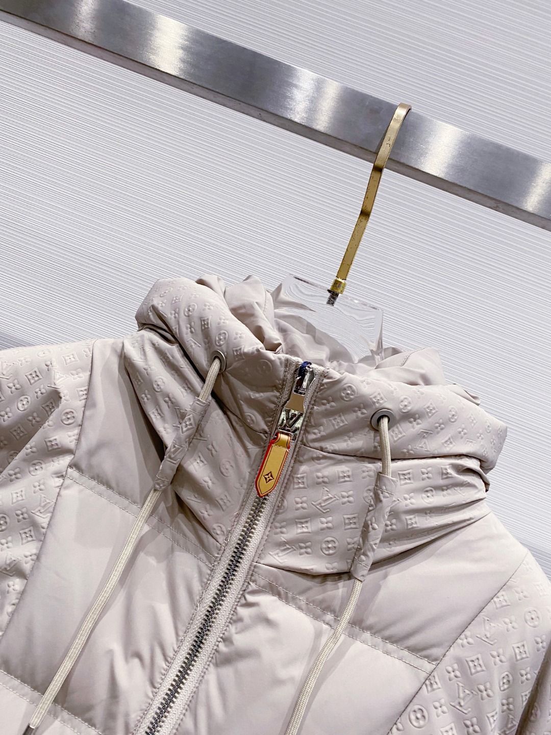 LOUIS*VUITTON 路易威登 FW2025秋冬新款羽绒服，Lv徽标压花钢印老花拼接连帽璀璨登场，