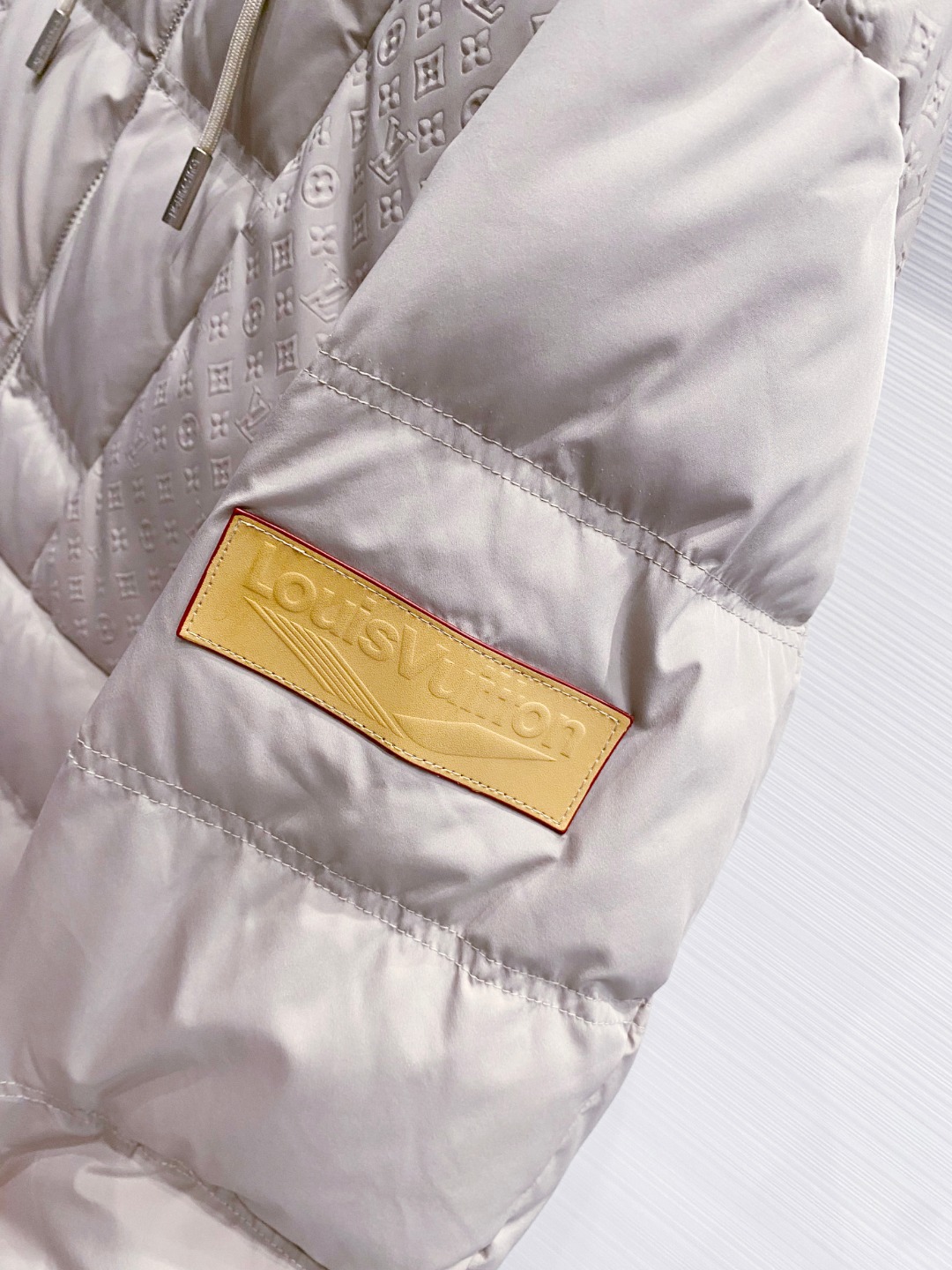 LOUIS*VUITTON 路易威登 FW2025秋冬新款羽绒服，Lv徽标压花钢印老花拼接连帽璀璨登场，