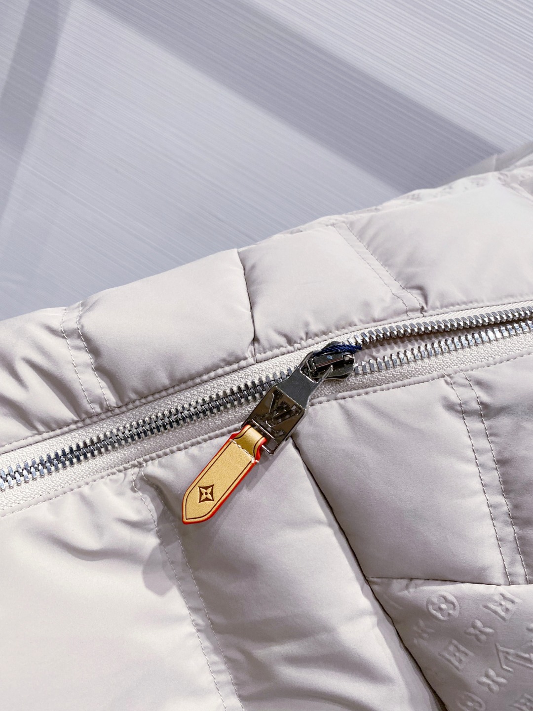 LOUIS*VUITTON 路易威登 FW2025秋冬新款羽绒服，Lv徽标压花钢印老花拼接连帽璀璨登场，