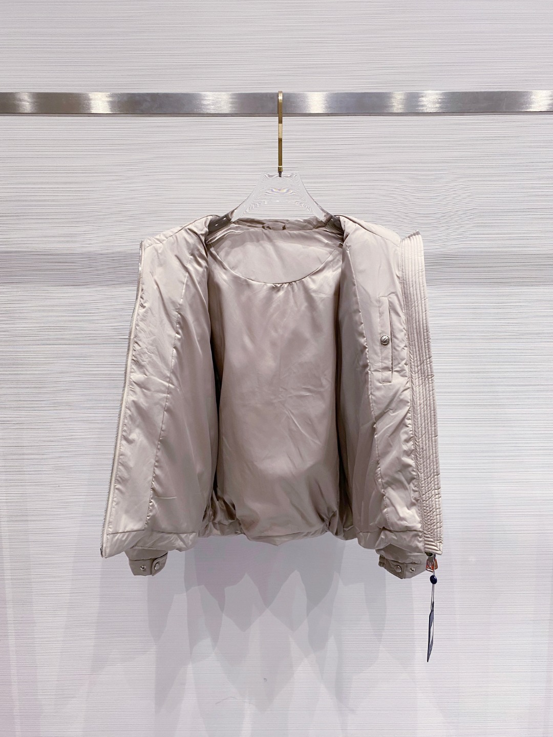 LOUIS*VUITTON 路易威登 FW2025秋冬新款羽绒服，Lv徽标压花钢印老花拼接连帽璀璨登场，