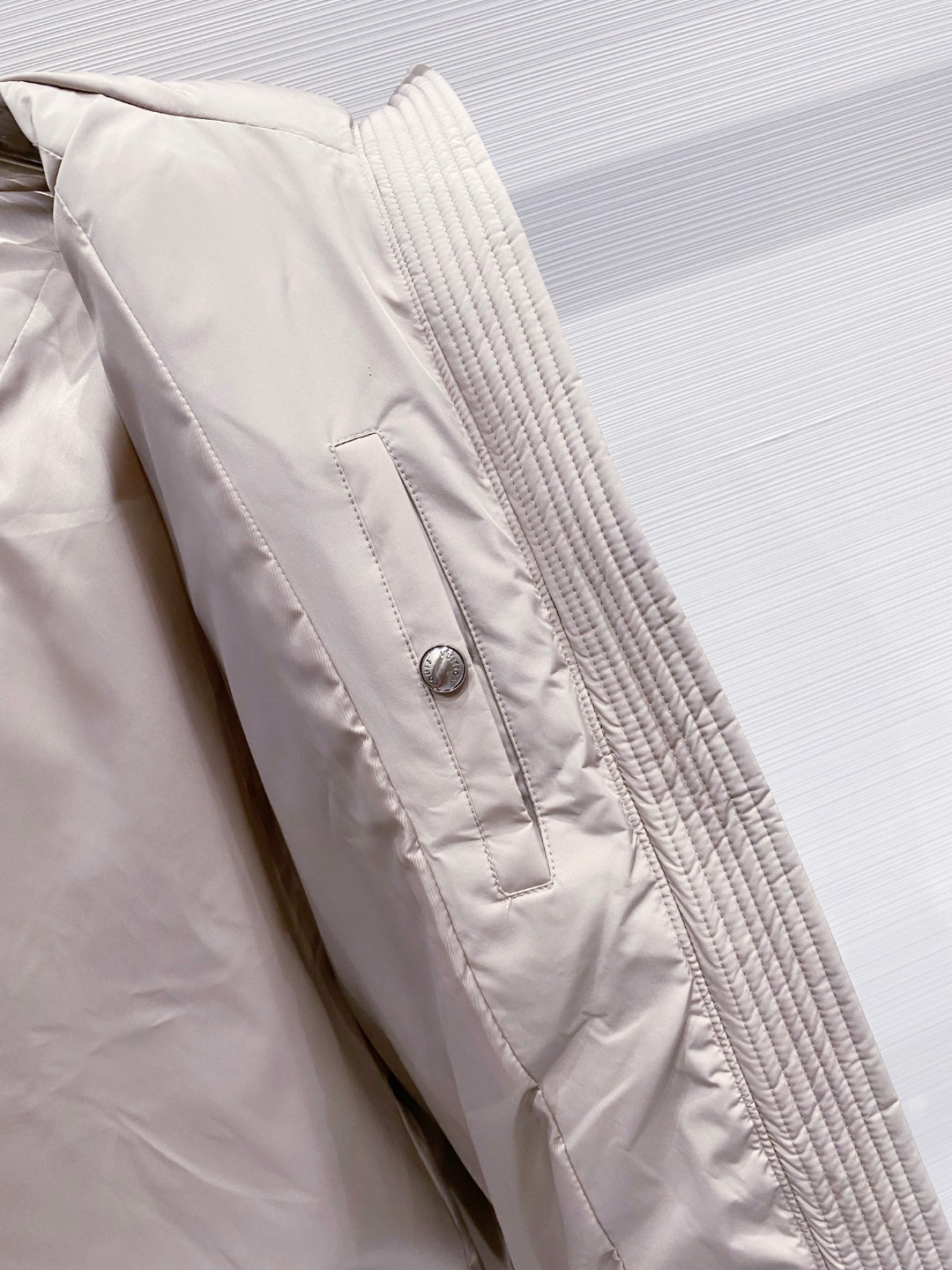 LOUIS*VUITTON 路易威登 FW2025秋冬新款羽绒服，Lv徽标压花钢印老花拼接连帽璀璨登场，