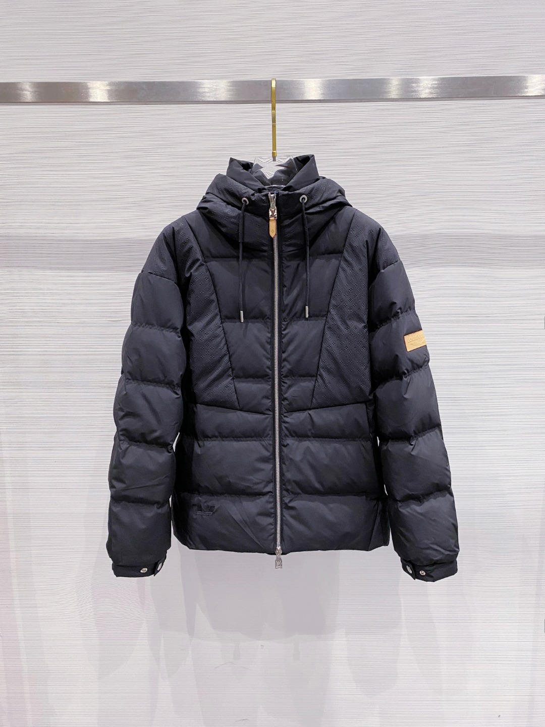 LOUIS*VUITTON 路易威登 FW2025秋冬新款羽绒服，Lv徽标压花钢印老花拼接连帽璀璨登场，