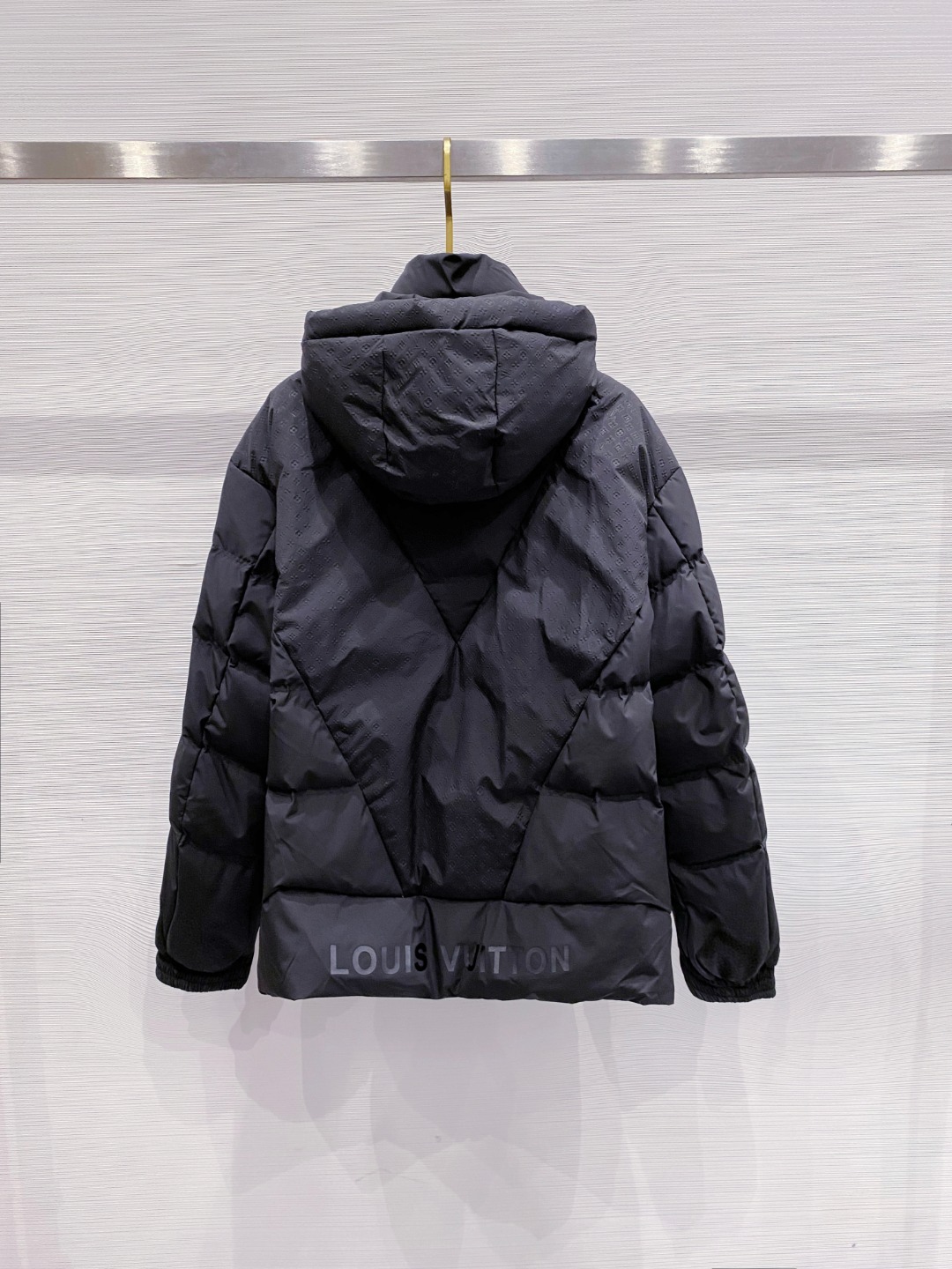 LOUIS*VUITTON 路易威登 FW2025秋冬新款羽绒服，Lv徽标压花钢印老花拼接连帽璀璨登场，