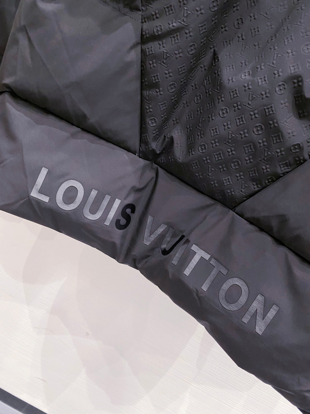LOUIS*VUITTON 路易威登 FW2025秋冬新款羽绒服，Lv徽标压花钢印老花拼接连帽璀璨登场，