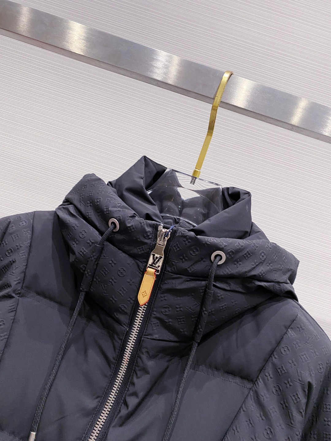 LOUIS*VUITTON 路易威登 FW2025秋冬新款羽绒服，Lv徽标压花钢印老花拼接连帽璀璨登场，