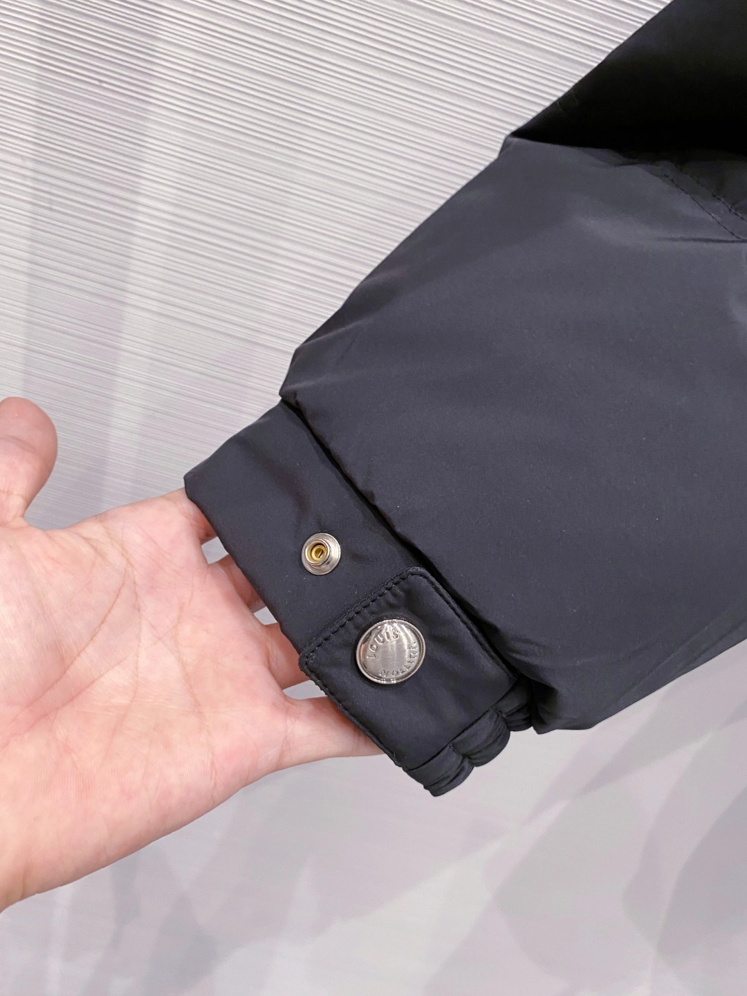 LOUIS*VUITTON 路易威登 FW2025秋冬新款羽绒服，Lv徽标压花钢印老花拼接连帽璀璨登场，