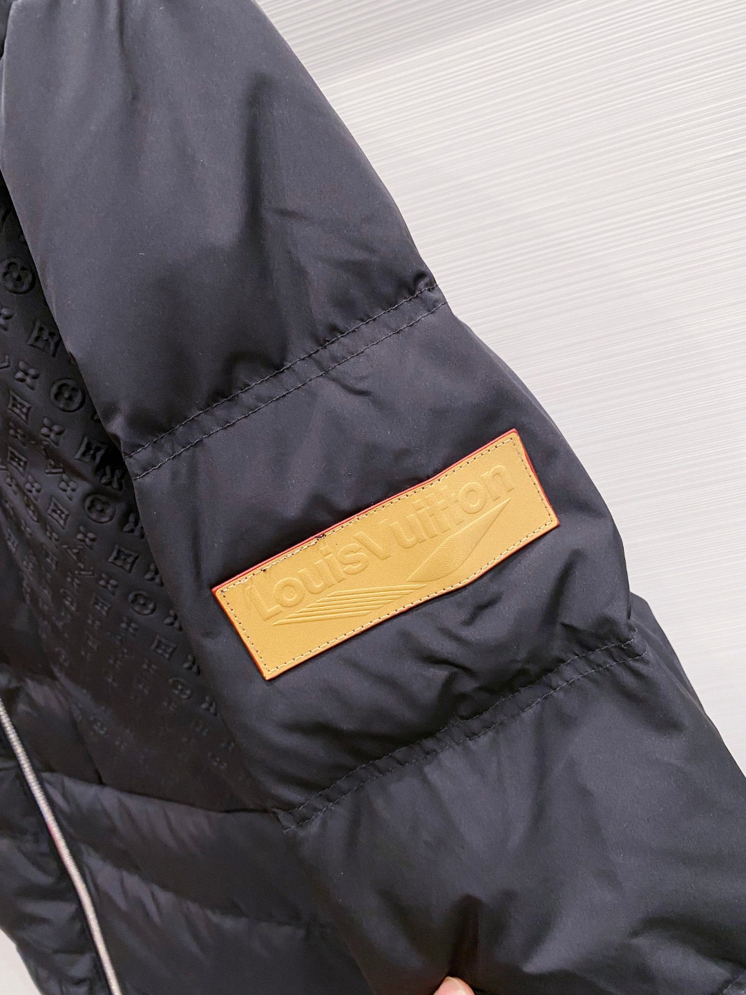 LOUIS*VUITTON 路易威登 FW2025秋冬新款羽绒服，Lv徽标压花钢印老花拼接连帽璀璨登场，