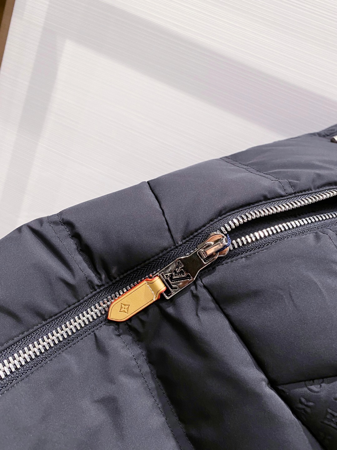 LOUIS*VUITTON 路易威登 FW2025秋冬新款羽绒服，Lv徽标压花钢印老花拼接连帽璀璨登场，