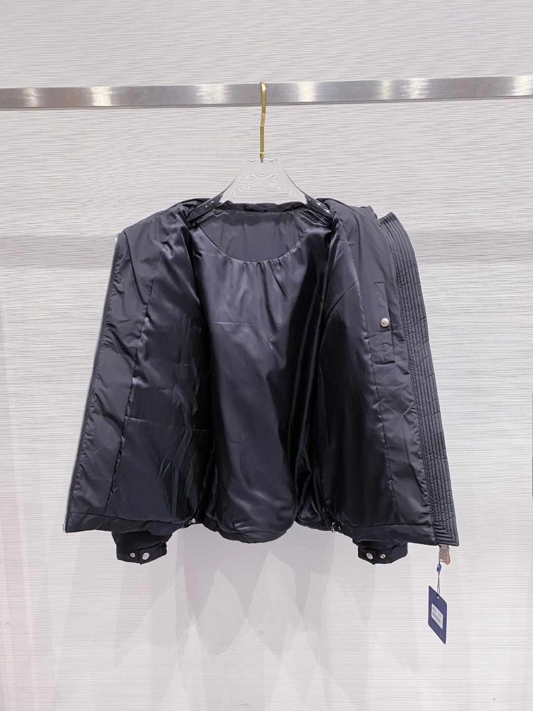 LOUIS*VUITTON 路易威登 FW2025秋冬新款羽绒服，Lv徽标压花钢印老花拼接连帽璀璨登场，