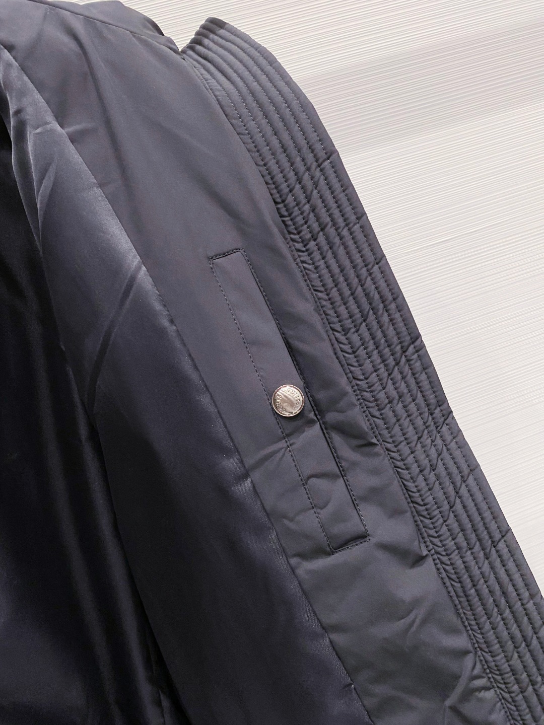 LOUIS*VUITTON 路易威登 FW2025秋冬新款羽绒服，Lv徽标压花钢印老花拼接连帽璀璨登场，