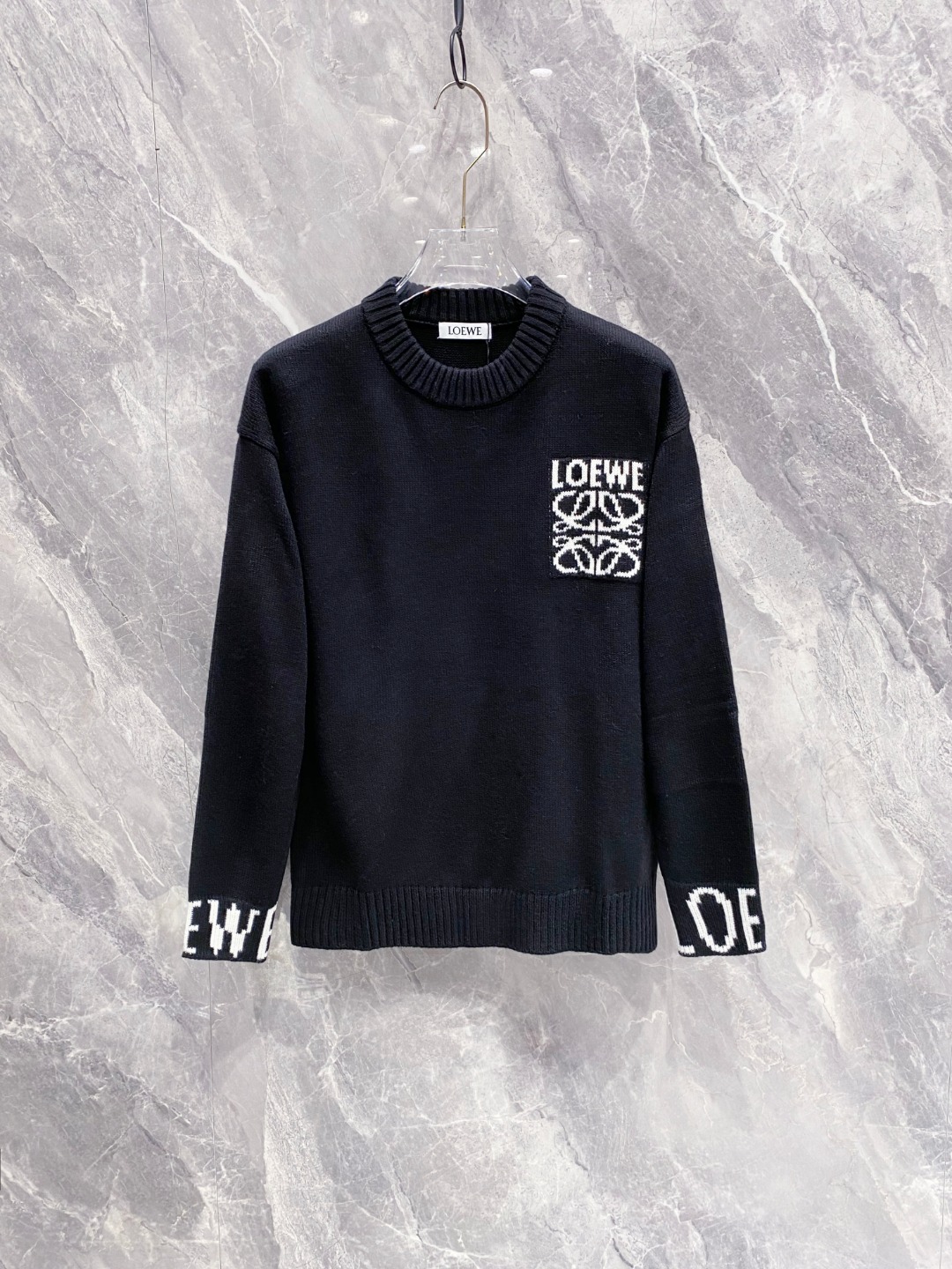 NO:622683,P Luo Yiwei 2025 sweater 2025 autumn and winter latest series, 1:1 top replica at the counter, all in good condition!  Thick style, the most popular old money style nowadays, a must-have item for the boss!  The boss who knows the goods quickly starts, the fabric is wool, size M~3Xl AAA4,,loewe,sweaters,alexander wang19860909P 罗意威 2025毛衣 2025秋冬最新系列,专柜1:1顶级复刻,全品相！加厚款,时下最流行的老钱风,老板必备单品！懂货的老板赶紧下手, 面料羊毛 尺码M~3Xl AAA4,,loewe,sweaters,alexander wang,Men's clothing
