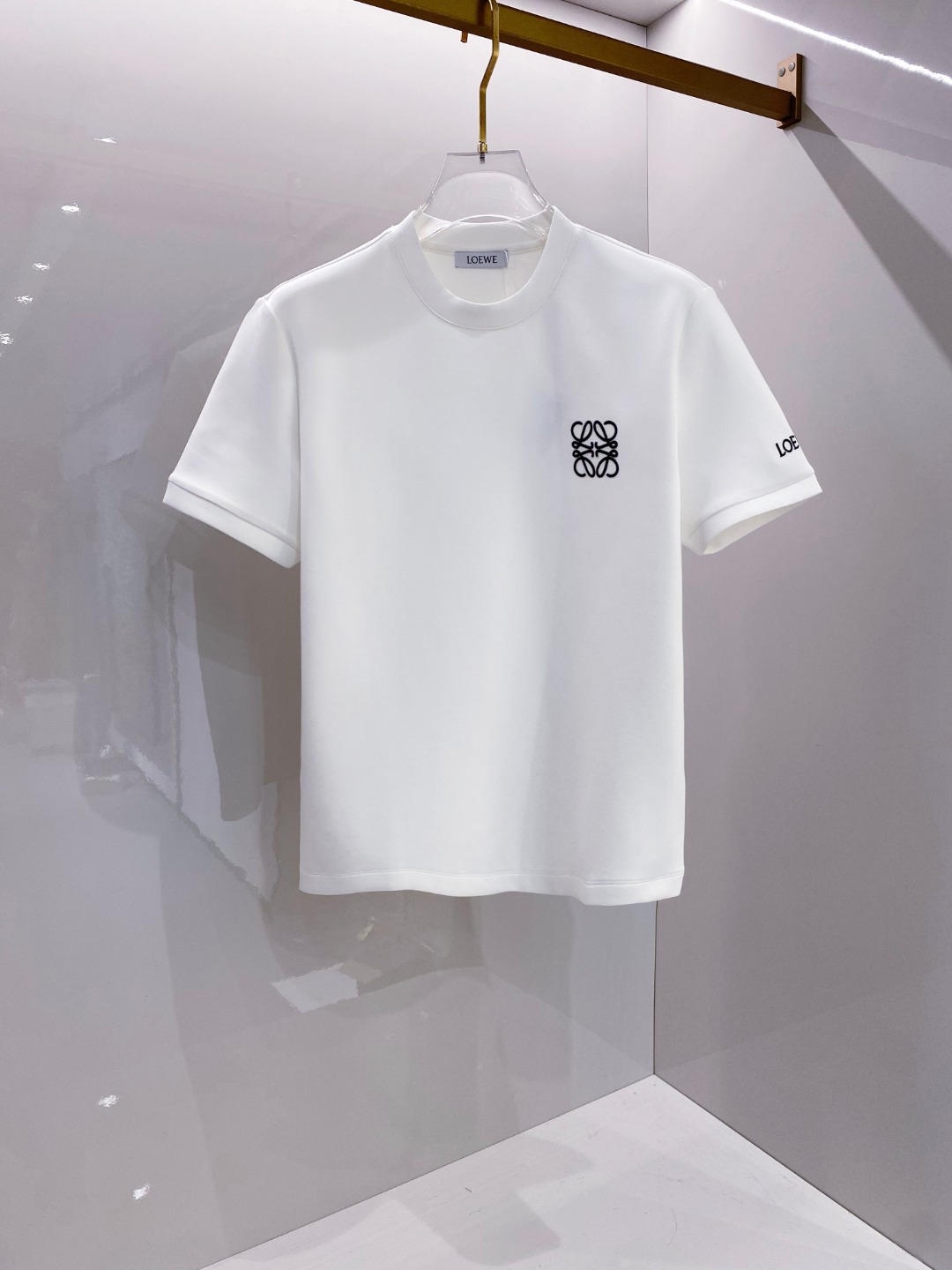 NO:660885,LOE#WE 2025 Autumn and Winter air layer letter embroidery logo fashionable and versatile bottoming round neck short-sleeved shirt, exquisite craftsmanship fabric, top-level elements are integrated to create, classic short-sleeved 3-label complete, trendy men's fashion, whether it is upper body comfort or unparalleled existence!  Size s-xxl 08,,loewe,loewe,T-shirt, 19860909LOE#WE 罗意威 2025秋冬空气层字母刺绣logo时尚百搭打底圆领短袖衫,精致工艺面料,顶级元素融合打造,经典短袖3标齐全,潮男时尚,无论是上身舒适度还是都是无可比拟的存在！ 码数s-xxl 08,,loewe,loewe,T-shirt, ,Men's clothing