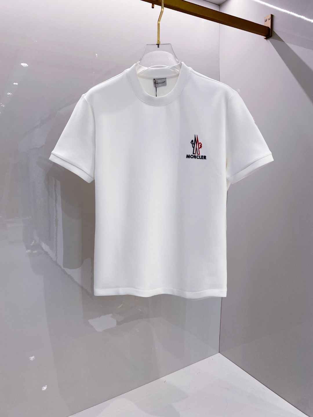 NO:660887,MON#CLER 2025 Autumn and Winter air layer letter embroidered logo fashionable and versatile bottoming round neck short-sleeved shirt, exquisite craftsmanship fabric, top-notch elements fusion creation, classic short-sleeved 3-label complete, trendy men's fashion, whether it is upper body comfort or unparalleled existence!  Size s-xxl 08,,Moncler,T-shirt, 19860909MON#CLER 蒙口 2025秋冬空气层字母刺绣logo时尚百搭打底圆领短袖衫,精致工艺面料,顶级元素融合打造,经典短袖3标齐全,潮男时尚,无论是上身舒适度还是都是无可比拟的存在！ 码数s-xxl 08,,Moncler,T-shirt, ,Men's clothing