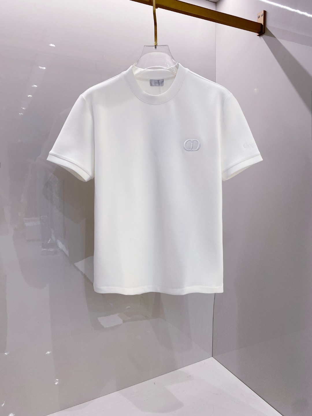 NO:660896,Di#or 2025 autumn and winter air layer letter embroidery logo fashionable and versatile bottoming round neck short-sleeved shirt, exquisite craftsmanship fabric, top-level elements are integrated to create, classic short-sleeved 3-label complete, trendy men's fashion, whether it is upper body comfort or unparalleled existence!  Size s-xxl 08,,T-shirt, 19860909Di#or迪/奥2025秋冬空气层字母刺绣logo时尚百搭打底圆领短袖衫,精致工艺面料,顶级元素融合打造,经典短袖3标齐全,潮男时尚,无论是上身舒适度还是都是无可比拟的存在！ 码数s-xxl 08,,T-shirt, ,Men's clothing