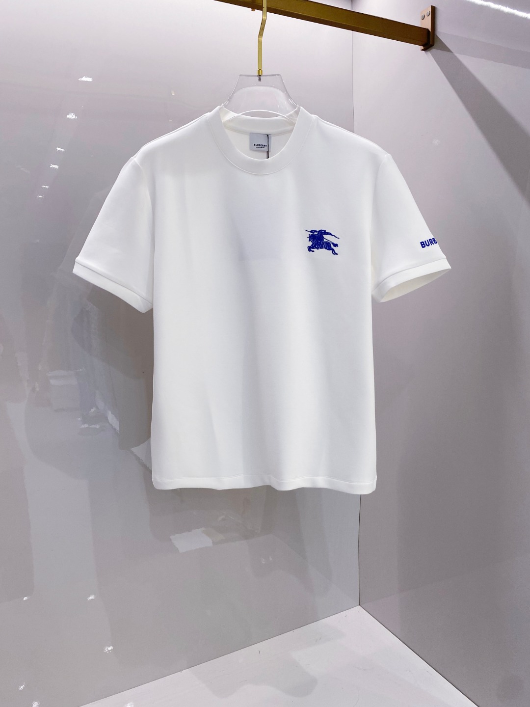 NO:660903,BURBE#RRY 2025 Autumn and Winter Air Layer Letter Embroidered Logo Fashionable and Versatile Bottoming Round Neck Short-Sleeved Shirt, made of exquisite craftsmanship fabrics and top-notch elements, complete with classic short-sleeve 3 labels, fashionable for men, and unparalleled in terms of upper body comfort!  Size s-xxl 08,,burberry,burberry,T-shirt, 19860909BURBE#RRY 巴宝莉2025秋冬空气层字母刺绣logo时尚百搭打底圆领短袖衫,精致工艺面料,顶级元素融合打造,经典短袖3标齐全,潮男时尚,无论是上身舒适度还是都是无可比拟的存在！ 码数s-xxl 08,,burberry,burberry,T-shirt, ,Men's clothing