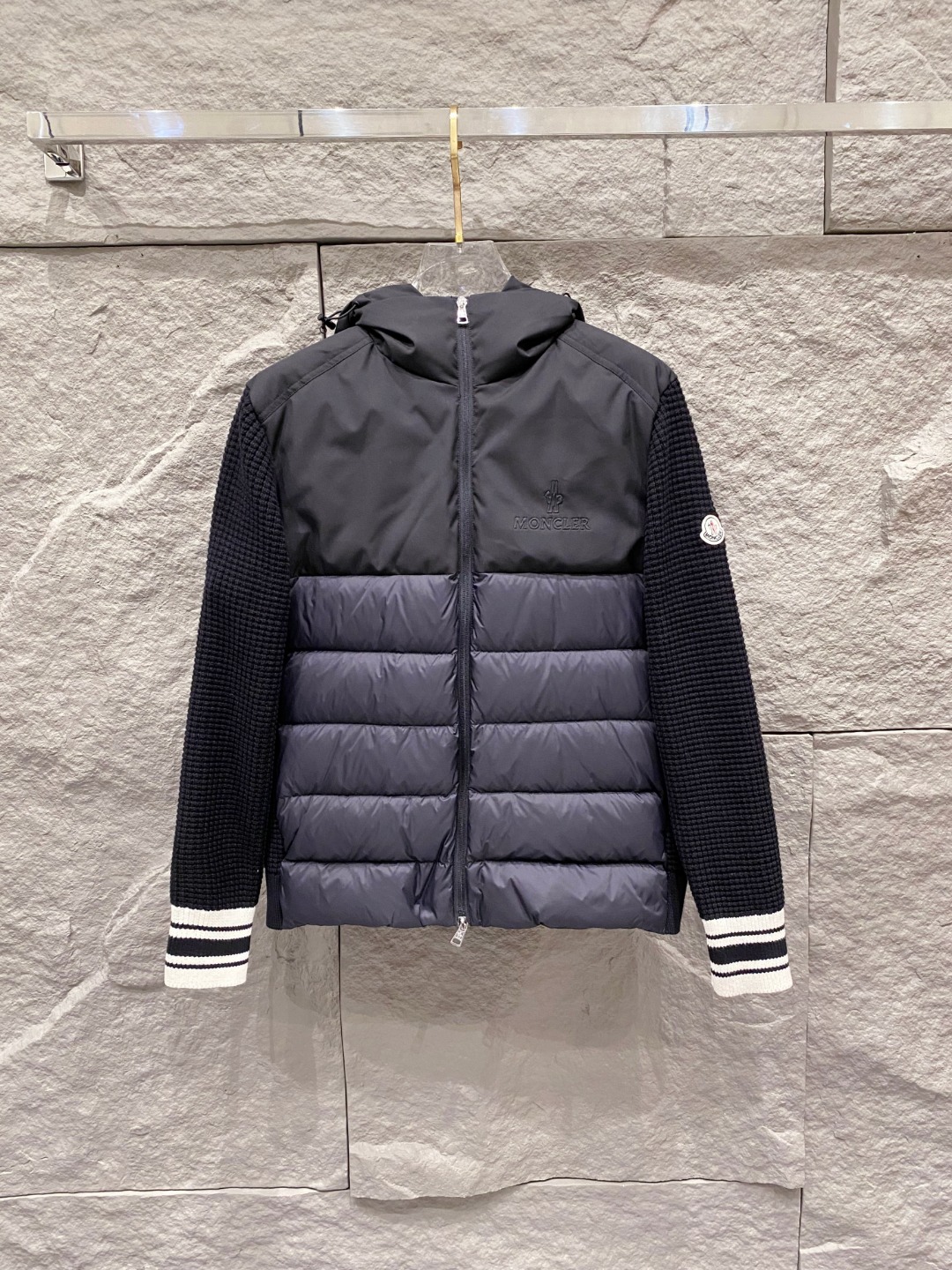 Moncler 蒙口 2025年秋冬新款羽绒服，针织连帽拼接羽绒服采用新国标95白鸭绒，秋冬新品内搭神器