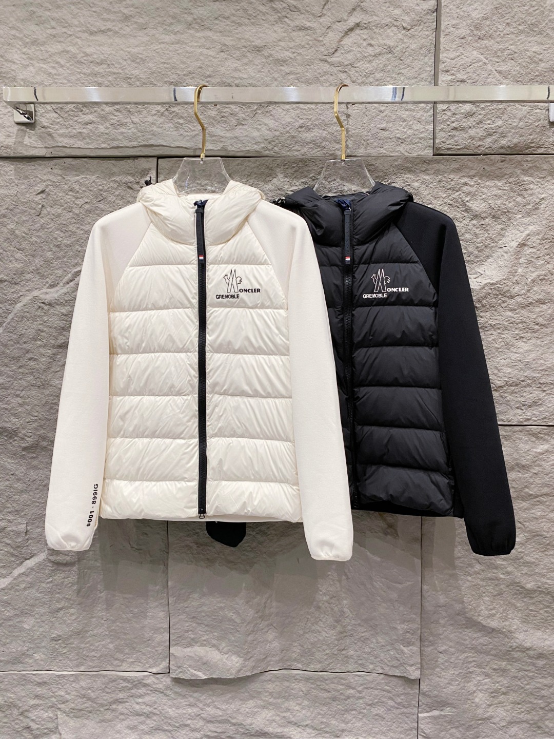 Moncler 蒙口 FW2025新款连帽拼羽绒夹克外套。经典款，一件难求。采用原版定制面料，正身充90