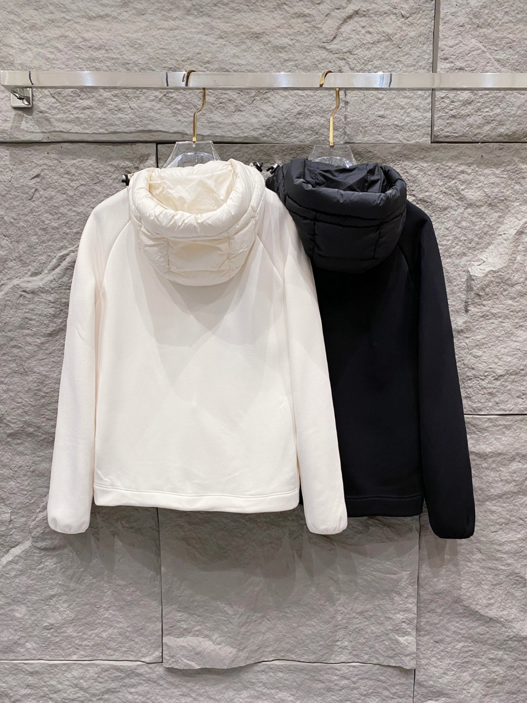 Moncler 蒙口 FW2025新款连帽拼羽绒夹克外套。经典款，一件难求。采用原版定制面料，正身充90