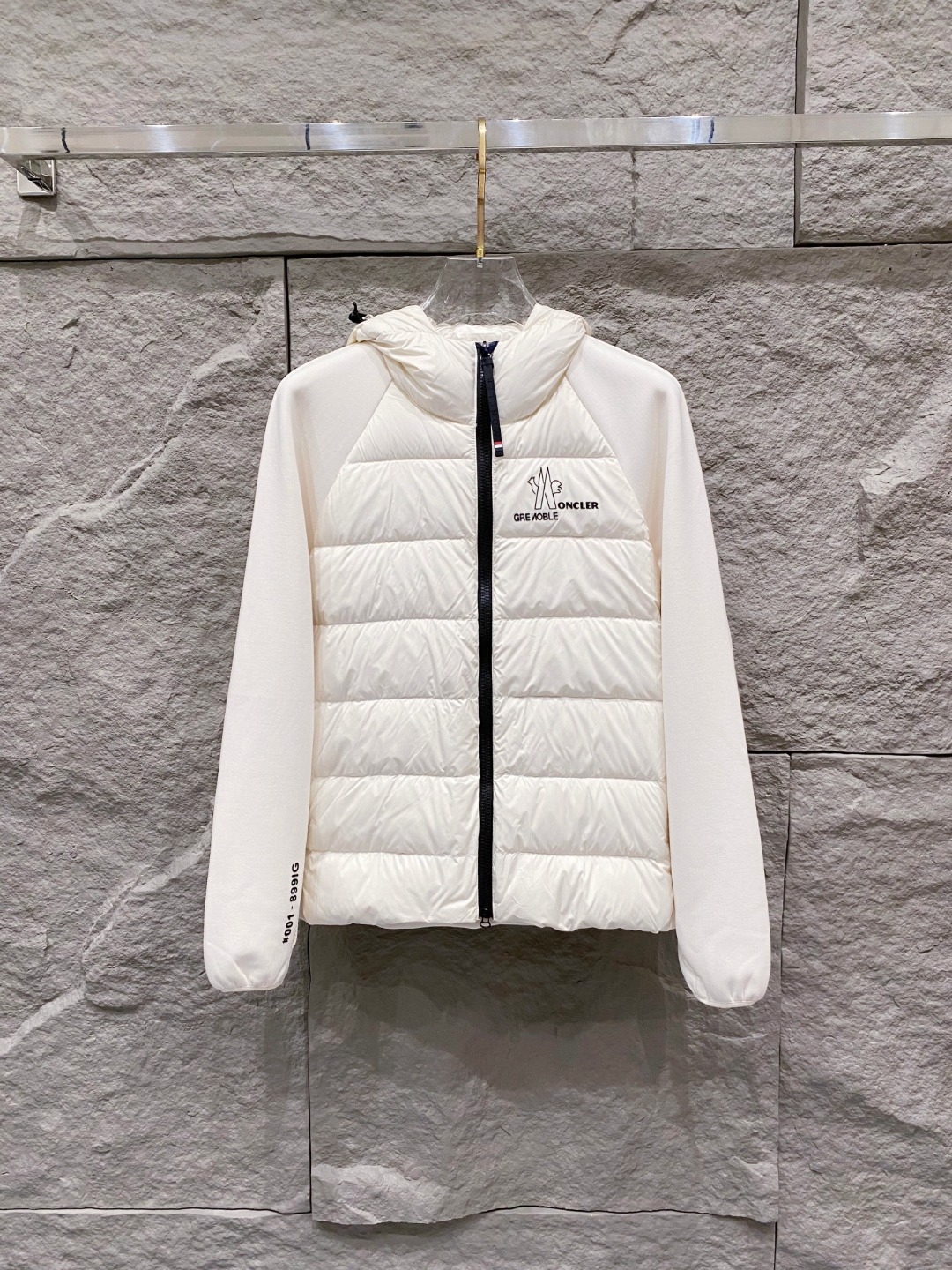 Moncler 蒙口 FW2025新款连帽拼羽绒夹克外套。经典款，一件难求。采用原版定制面料，正身充90