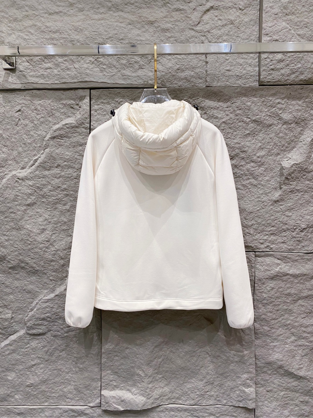 Moncler 蒙口 FW2025新款连帽拼羽绒夹克外套。经典款，一件难求。采用原版定制面料，正身充90