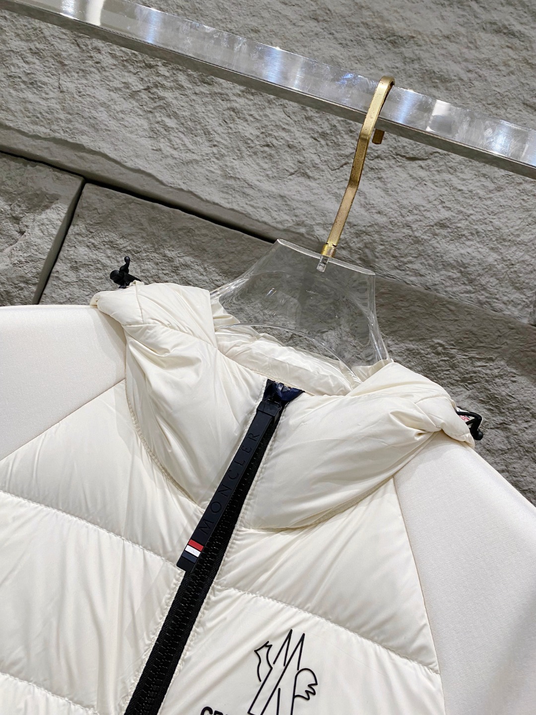 Moncler 蒙口 FW2025新款连帽拼羽绒夹克外套。经典款，一件难求。采用原版定制面料，正身充90