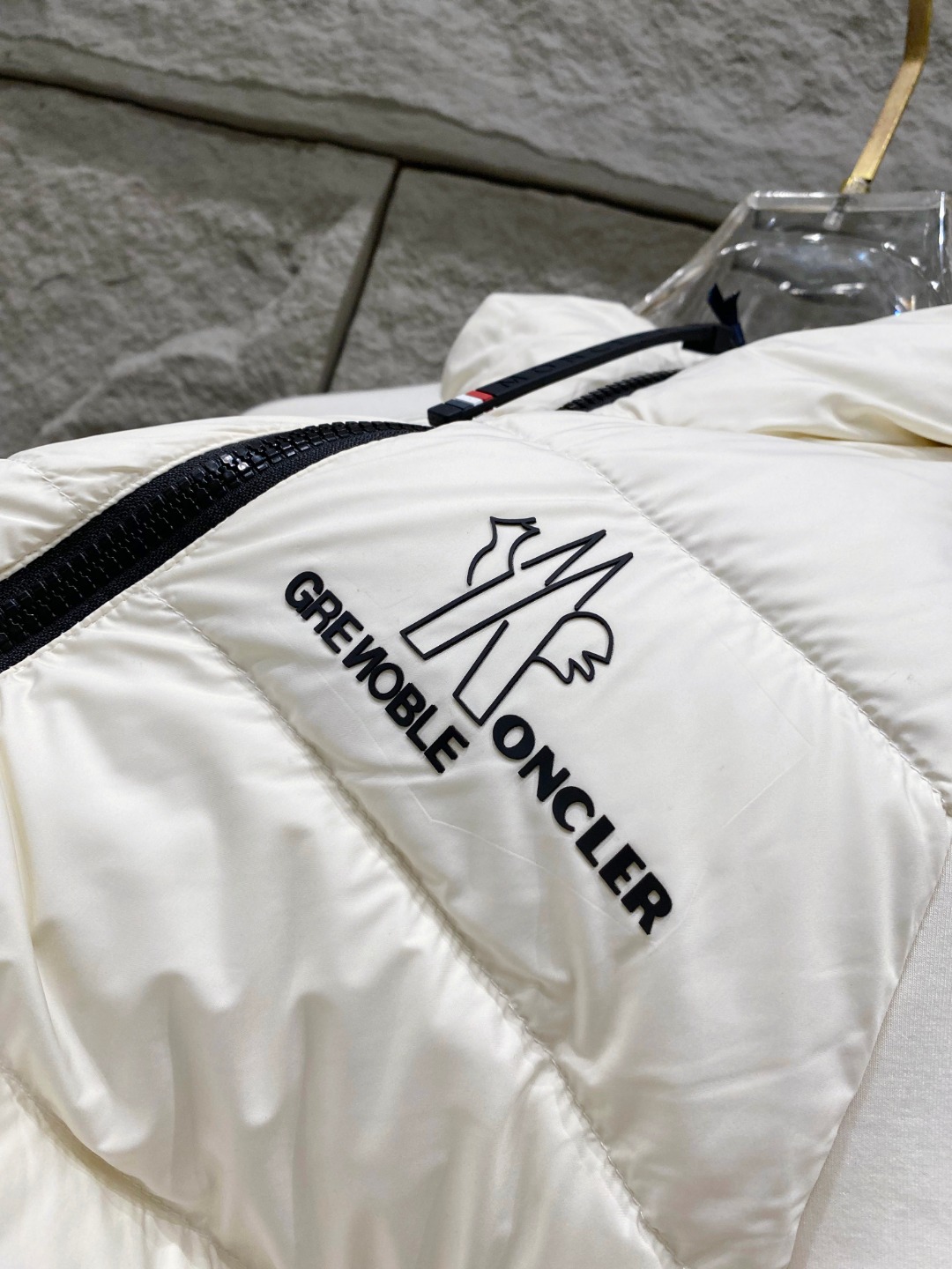 Moncler 蒙口 FW2025新款连帽拼羽绒夹克外套。经典款，一件难求。采用原版定制面料，正身充90