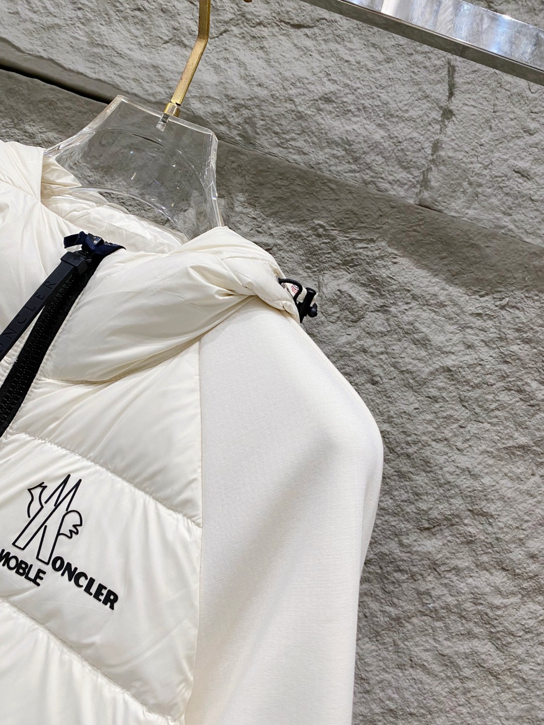 Moncler 蒙口 FW2025新款连帽拼羽绒夹克外套。经典款，一件难求。采用原版定制面料，正身充90