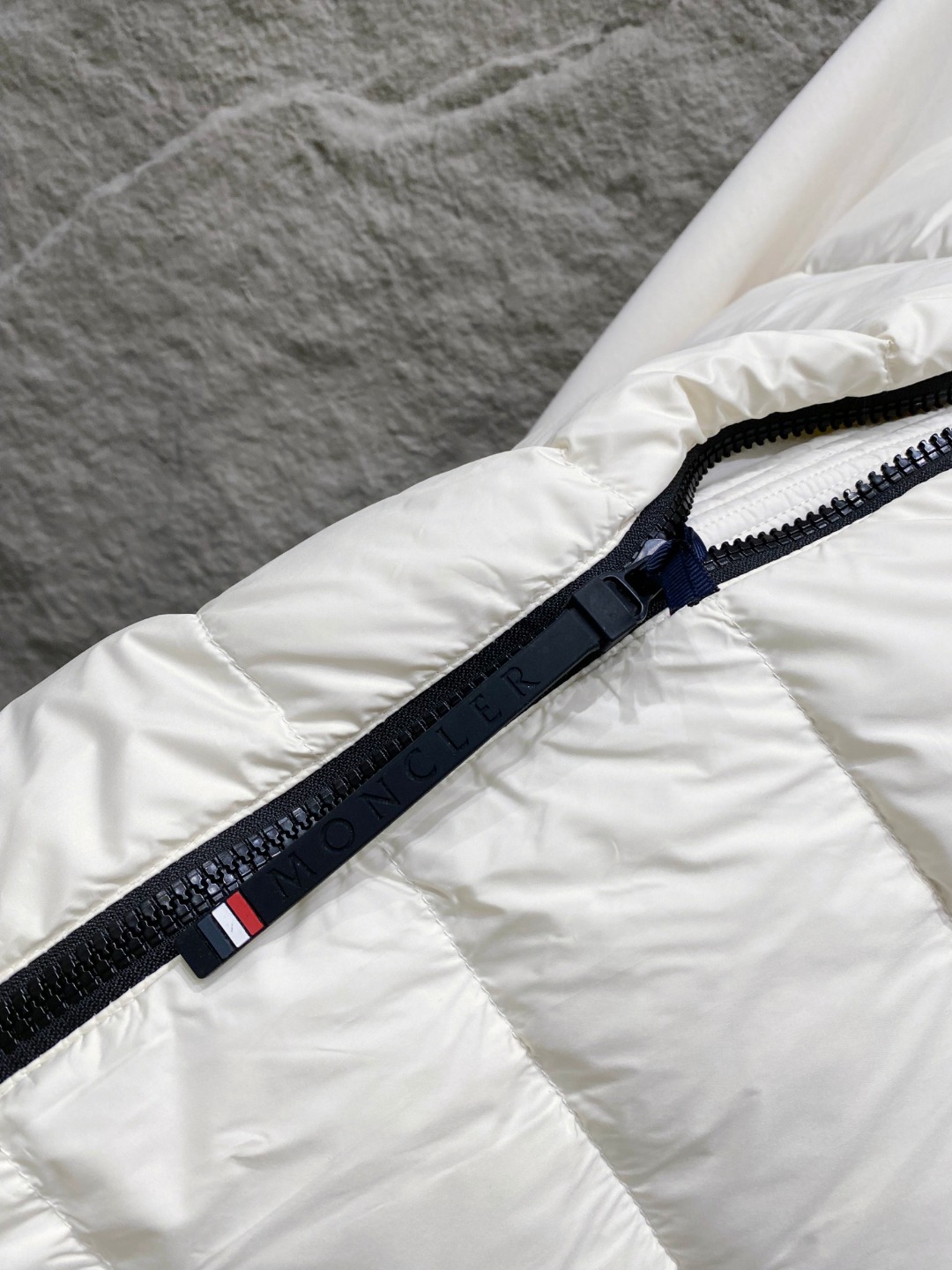 Moncler 蒙口 FW2025新款连帽拼羽绒夹克外套。经典款，一件难求。采用原版定制面料，正身充90