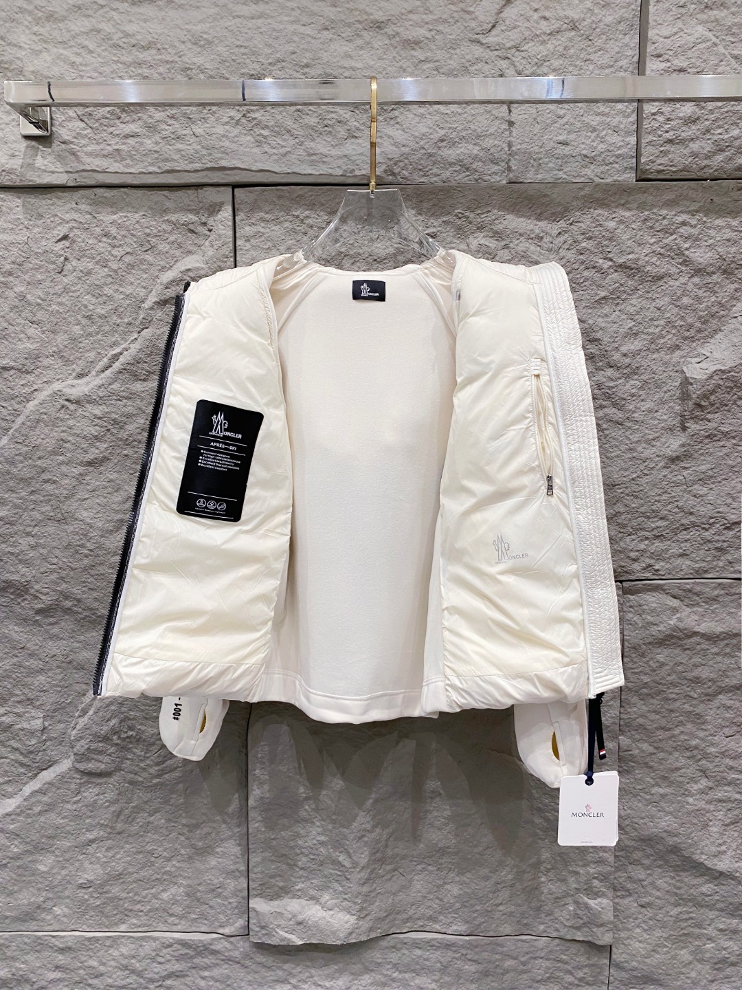 Moncler 蒙口 FW2025新款连帽拼羽绒夹克外套。经典款，一件难求。采用原版定制面料，正身充90