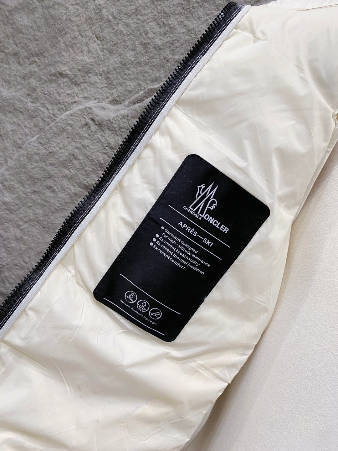 Moncler 蒙口 FW2025新款连帽拼羽绒夹克外套。经典款，一件难求。采用原版定制面料，正身充90